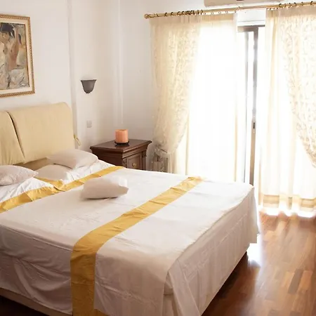 Luxury Apartment, Near Pinikoudes アパート ラルナカ