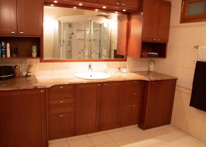 Luxury Apartment, Near Pinikoudes ラルナカ