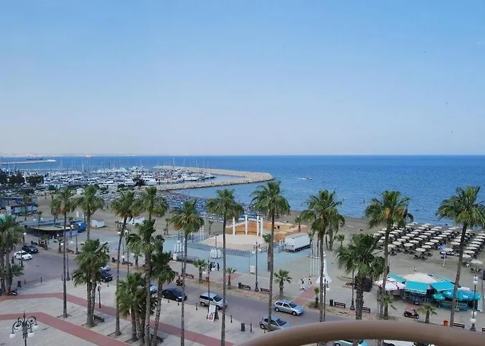 Luxury Apartment, Near Pinikoudes * ラルナカ